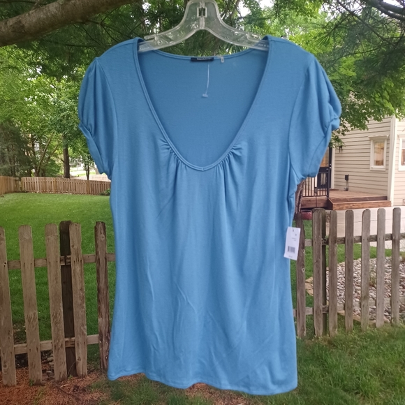 TAHARI SHORT SLEEVE BLUE VNECK TOP NWT SIZE MEDIUM - Picture 1 of 14